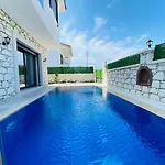 Ozel Havuzlu F Celik Villalari فيلة