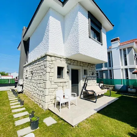 Vilă Ozel Havuzlu F Celik Villalari