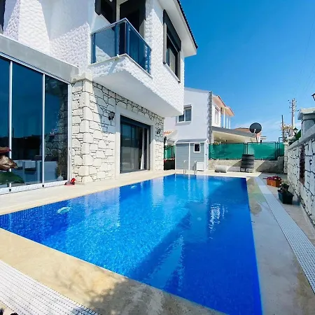 Ozel Havuzlu F Celik Villalari Vilă *