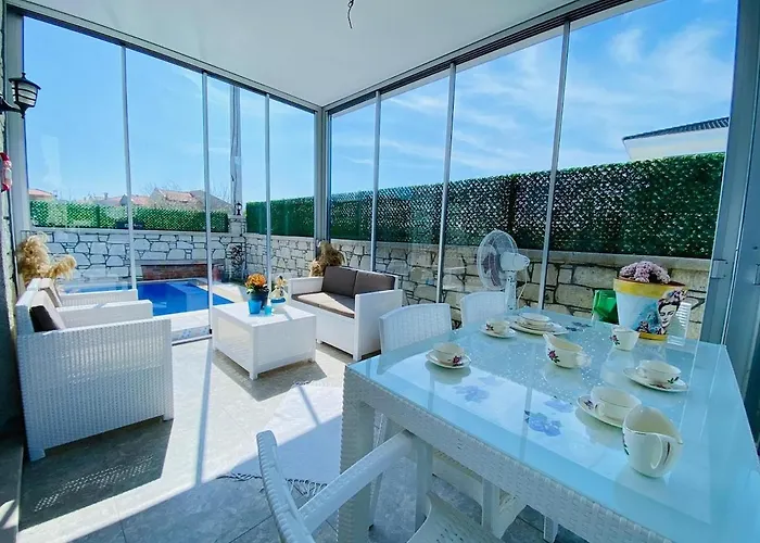 Vilă Ozel Havuzlu F Celik Villalari *