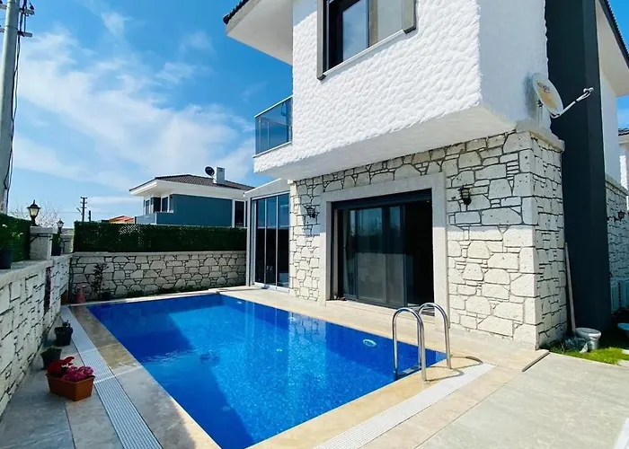 Ozel Havuzlu F Celik Villalari Vilă
